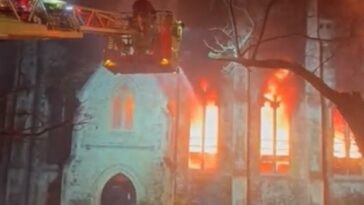 Alrededor de 80 bomberos se movilizaron anoche para hacer frente a un incendio masivo en una iglesia en el norte de Londres.  Se podían ver las llamas de la iglesia de San Marcos iluminando el cielo nocturno mientras doce camiones de bomberos acudían al lugar.