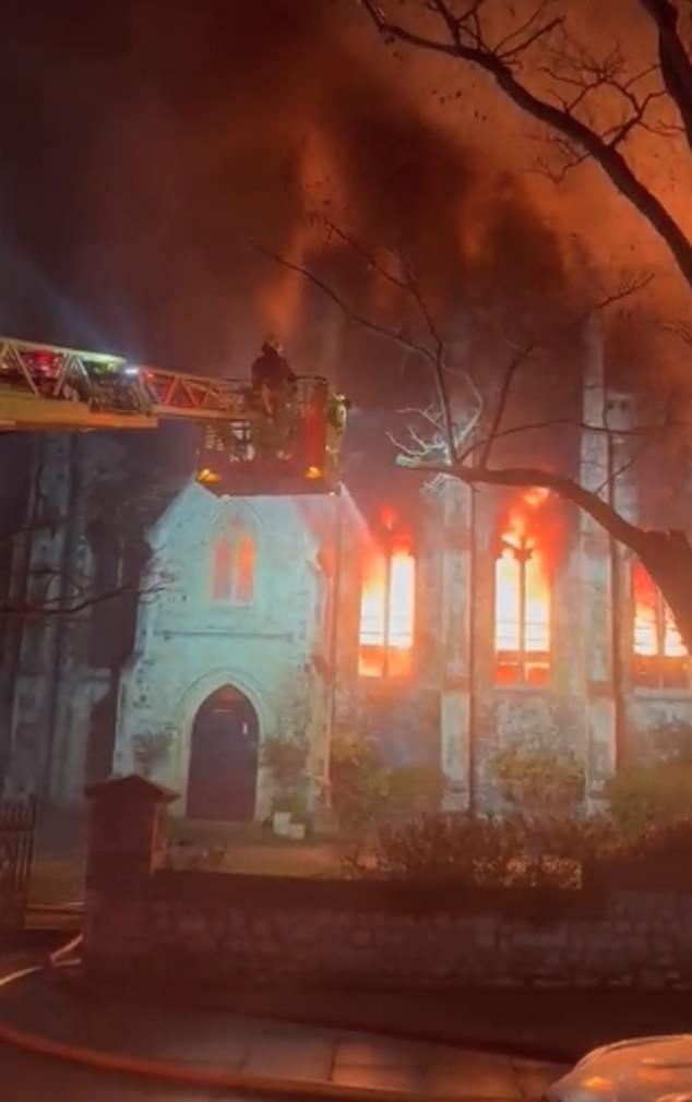 Alrededor de 80 bomberos se movilizaron anoche para hacer frente a un incendio masivo en una iglesia en el norte de Londres.  Se podían ver las llamas de la iglesia de San Marcos iluminando el cielo nocturno mientras doce camiones de bomberos acudían al lugar.