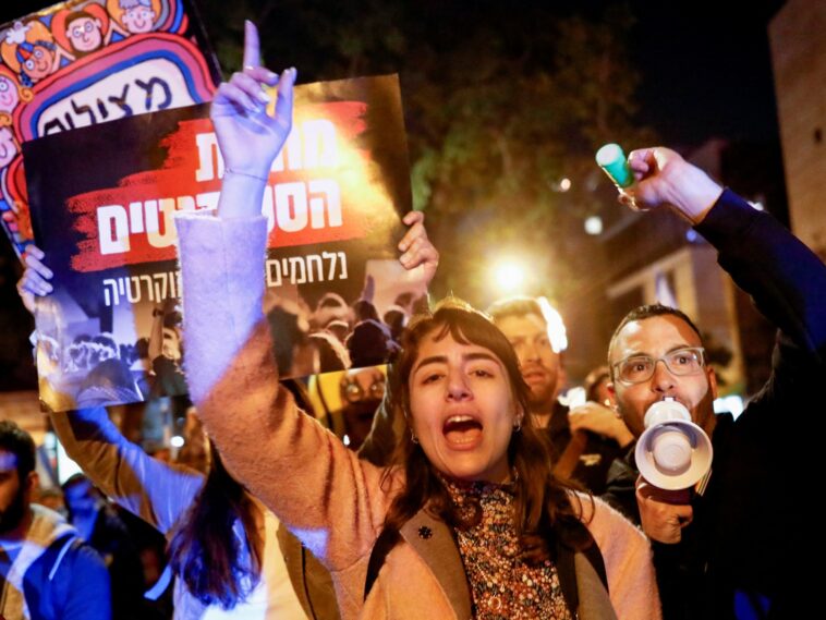 Enormes multitudes en Israel protestan por los cambios legales de Netanyahu