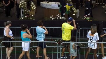Miles de dolientes han desfilado frente al ataúd de Pelé en su velorio en el estadio Vila Belmiro del Santos.