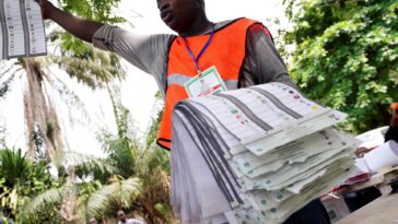 Estados Unidos prohíbe la entrada a quienes 'socavan' las próximas elecciones de Nigeria