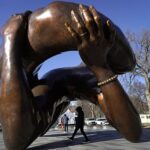 Una escultura de bronce en honor a Martin Luther King Jr. y Coretta Scott King que representa el famoso abrazo entre la pareja se inauguró el viernes en Boston, pero está recibiendo críticas mixtas.