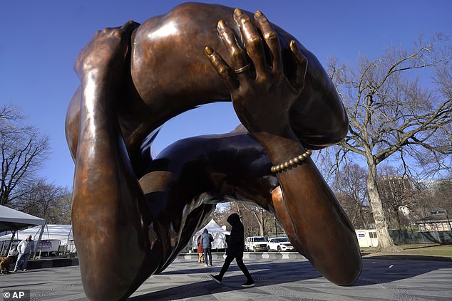 Una escultura de bronce en honor a Martin Luther King Jr. y Coretta Scott King que representa el famoso abrazo entre la pareja se inauguró el viernes en Boston, pero está recibiendo críticas mixtas.