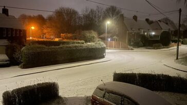 El Reino Unido ha sido golpeado por otra explosión de hielo y nieve y las temperaturas cayeron en picado anoche.