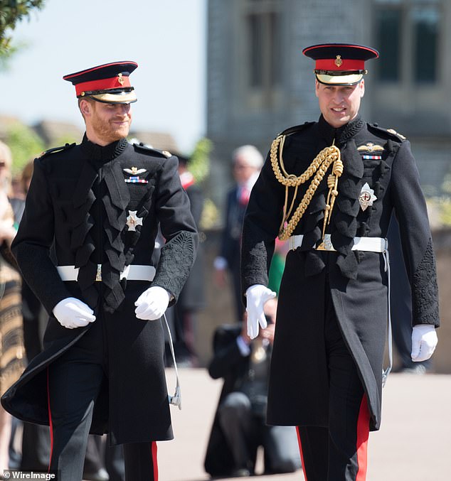 El príncipe Harry y el príncipe William asistieron a la boda del primero en la Capilla de San Jorge, en el Castillo de Windsor.