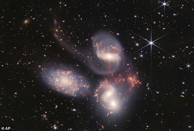 Una invasión ocurrió a 270 millones de años luz de la Tierra cuando una galaxia atravesó el Quinteto de Stephan a 1,8 millones de millas por hora.