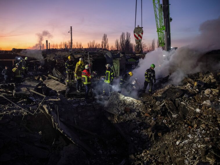Explosiones sacuden Kyiv en Ucrania en las primeras horas del día de Año Nuevo