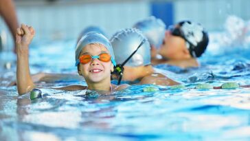 Si bien los niños se están inscribiendo en lecciones de natación a un ritmo récord con aproximadamente 1,7 millones de niños en lecciones, un aumento del 20 por ciento en las inscripciones antes de la pandemia, las muertes por ahogamiento siguen aumentando.