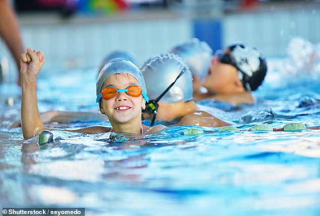 Si bien los niños se están inscribiendo en lecciones de natación a un ritmo récord con aproximadamente 1,7 millones de niños en lecciones, un aumento del 20 por ciento en las inscripciones antes de la pandemia, las muertes por ahogamiento siguen aumentando.