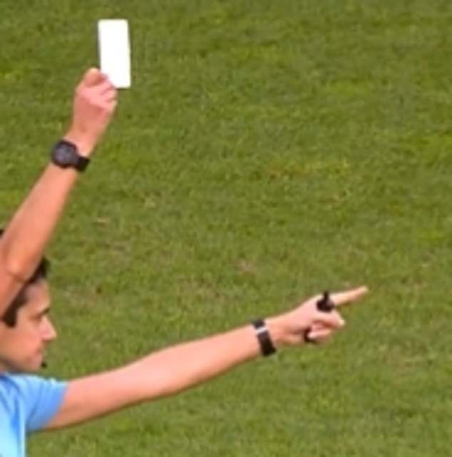 Extraño momento en que el árbitro muestra una tarjeta blanca en un partido de fútbol de Portugal