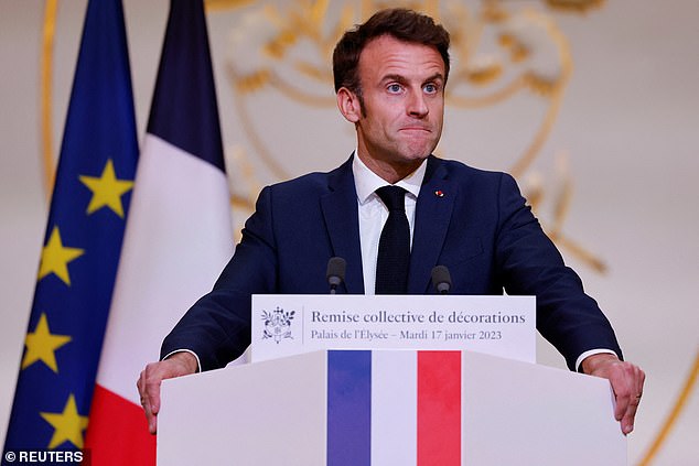 Una supuesta banda de nacionalistas franceses de extrema derecha fue hoy a juicio por intentar asesinar al presidente Emmanuel Macron