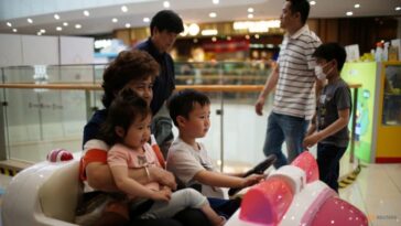 Facilitar la crianza de los hijos, dicen muchos en China tras la caída de la población