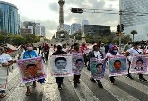 Familiares de estudiantes desaparecidos en Ayotzinapa exigen justicia