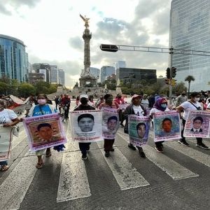 Familiares de estudiantes desaparecidos en Ayotzinapa exigen justicia