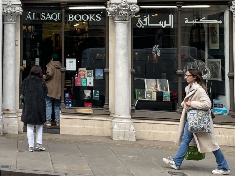 Fin de una era con el cierre de la querida librería árabe de Londres
