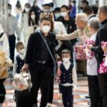 Flores y mascarillas mientras los turistas chinos regresan a Tailandia