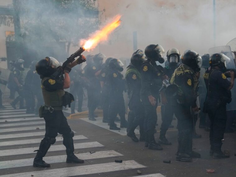 Fotos: Manifestantes, enfrentamiento policial;  Presidente de Perú pide tregua