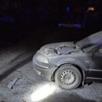 Fragmentos de un coche dañado por misiles destruidos en el centro de Kyiv