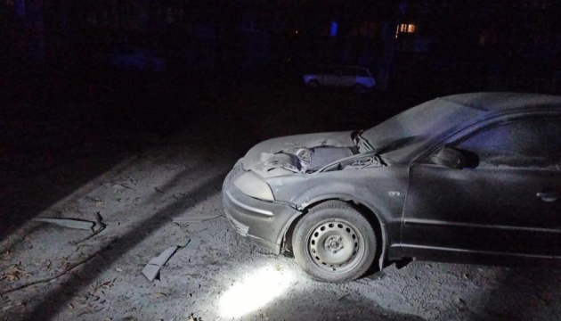 Fragmentos de un coche dañado por misiles destruidos en el centro de Kyiv