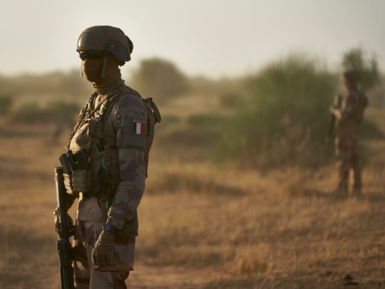 Francia acuerda retirar tropas de Burkina Faso en el plazo de un mes