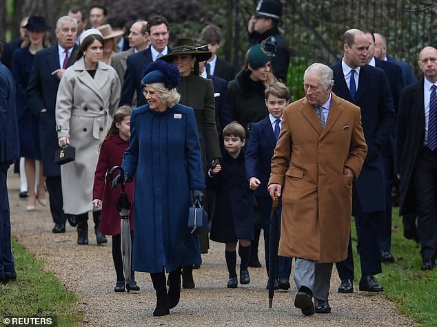 Fuentes reales han dicho que el duque y la duquesa de Sussex fueron invitados a unirse a la familia esta Navidad.  En la foto: el rey Carlos y su esposa Camilla lideran a la familia real en un paseo en Sandringham el día de Navidad.