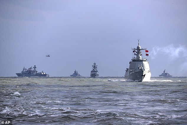 Buques de guerra chinos y rusos participan en ejercicios navales conjuntos en el Mar de China Oriental en diciembre.