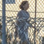Ghislaine Maxwell está organizando clases de etiqueta dos veces por semana para hasta 40 reclusos tras las rejas en el Instituto Correccional Federal de Tallahassee.  Se la fotografió dando un paseo fuera de la prisión en noviembre.