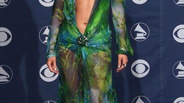 Es uno de los atuendos de alfombra roja más distintivos de la historia, usado por Jennifer Lopez en los premios Grammy 2000.  Y parece que el vestido verde brillante de Versace tuvo tal impacto que provocó la creación de una de las herramientas más utilizadas en Internet: Google Images.
