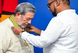 Guyana confiere la Orden de Roraima al primer ministro de San Vicente
