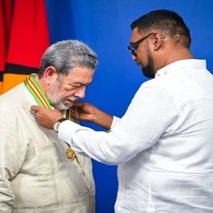 Guyana confiere la Orden de Roraima al primer ministro de San Vicente