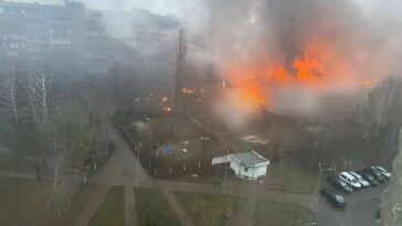Un avión se estrelló contra un edificio en la ciudad ucraniana de Brovary, cerca de Kyiv, el miércoles, y los servicios de emergencia acudieron al lugar.  Los videos compartidos en las redes sociales mostraban un edificio en llamas y decían que un objeto parecido a un helicóptero o un dron se había estrellado contra una guardería.
