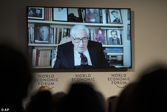 El exsecretario de Estado de los Estados Unidos, Henry Kissinger, habla en la reunión anual del Foro Económico Mundial en Davos, Suiza, el martes.