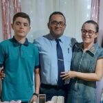 El pastor Felisberto Sampaio (centro) y su esposa Inalda Sampaio (derecha) murieron el martes pasado después de que intentaron rescatar a su hijo Ian Sampaio (izquierda) de ahogarse en una playa de Paraíba, Brasil.