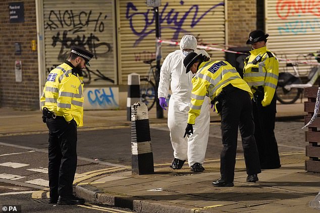 Los agentes de policía investigan la escena del tiroteo cerca de la estación de Euston el sábado por la noche.