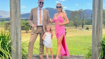 Una joven familia (en la foto) que estaba de vacaciones en Hunter Valley para la boda de un amigo se horrorizó después de encontrar esqueletos de animales y un hacha en su noche de mascotas de más de $500 en Airbnb.