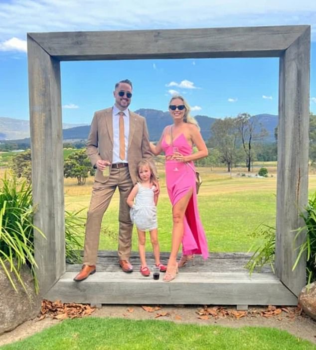 Una joven familia (en la foto) que estaba de vacaciones en Hunter Valley para la boda de un amigo se horrorizó después de encontrar esqueletos de animales y un hacha en su noche de mascotas de más de $500 en Airbnb.