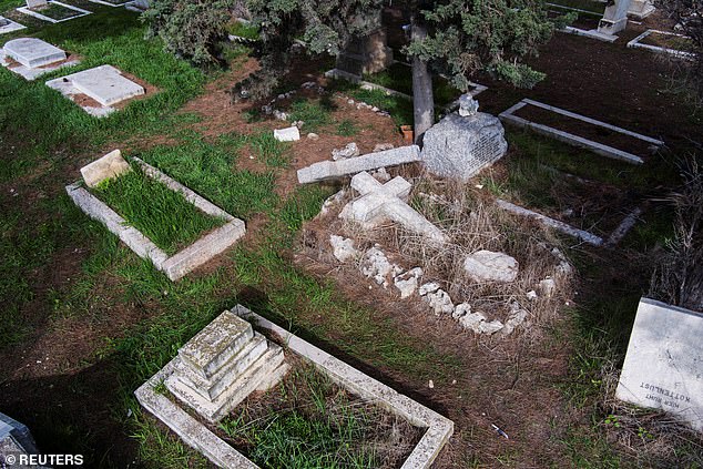 Los cristianos de Jerusalén quedaron indignados después de que dos hombres o niños destrozaran más de 30 tumbas en un cementerio protestante, en un acto descrito como