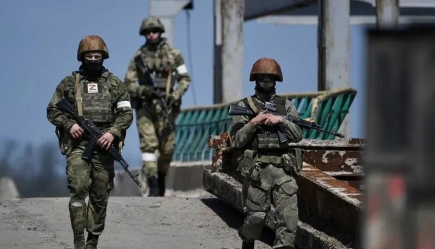 Invasores en la región de Lugansk extienden la represión de los lugareños, buscan observadores de artillería