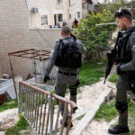 Israel castiga a la familia del tirador de la sinagoga palestina mientras la violencia continúa