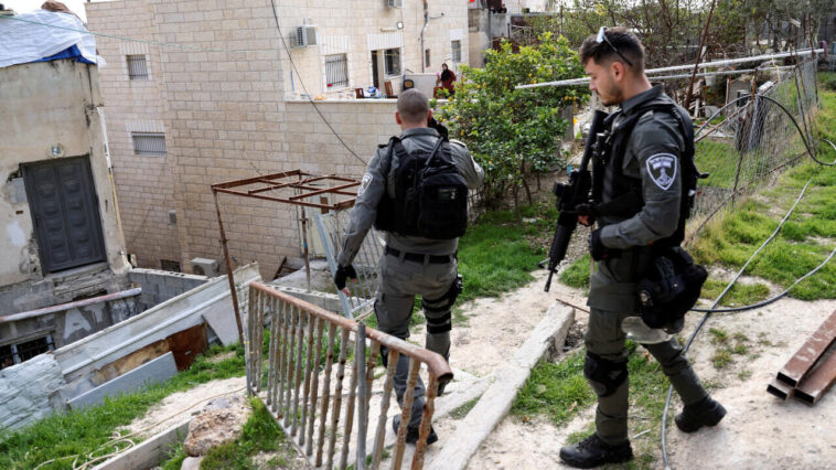 Israel castiga a la familia del tirador de la sinagoga palestina mientras la violencia continúa