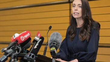 Jacinda Ardern ha ahogado las lágrimas cuando anunció su renuncia como primera ministra de Nueva Zelanda.