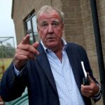 Jeremy Clarkson llega a una reunión en el ayuntamiento en Oxfordshire convocada para hablar sobre su tienda agrícola, el 9 de septiembre de 2021
