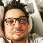 Jeremy Renner comparte la primera foto del hospital desde la cirugía de emergencia después del accidente: "Estoy demasiado mal..."