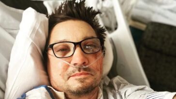 Jeremy Renner comparte la primera foto del hospital desde la cirugía de emergencia después del accidente: "Estoy demasiado mal..."