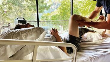 Jeremy Renner compartió una foto de su sesión de fisioterapia desde su cama de hospital en su casa de Lake Tahoe, Nevada.