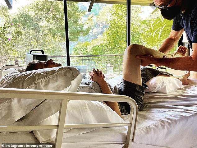 Jeremy Renner compartió una foto de su sesión de fisioterapia desde su cama de hospital en su casa de Lake Tahoe, Nevada.