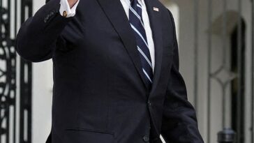 Se ve a Joe Biden el viernes saliendo de la Casa Blanca para viajar a su casa en Wilmington, Delaware, para pasar el fin de semana.  El jueves se supo que un lote de documentos clasificados se había guardado ilícitamente en la propiedad.