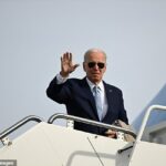El presidente Joe Biden voló a El Paso, Texas, el domingo por la mañana, haciendo su primera visita a la frontera como presidente para ver por sí mismo la escala de la crisis.