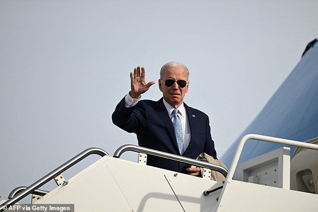 El presidente Joe Biden voló a El Paso, Texas, el domingo por la mañana, haciendo su primera visita a la frontera como presidente para ver por sí mismo la escala de la crisis.