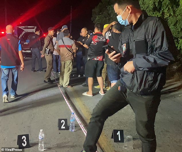 Un jubilado británico ha sido asesinado al recibir cuatro disparos en la espalda mientras conducía su scooter en Tailandia.  En la imagen: los agentes de policía y los paramédicos se ven en la escena del crimen después de que el ingeniero retirado recibiera cuatro disparos en la espalda mientras conducía su ciclomotor por una carretera oscura en Pattaya el jueves por la noche.  Fue encontrado alrededor de las 10:30 p.m.